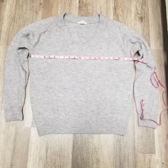 H&M V-neck Sweater XS or Small - Picture 2 of 3